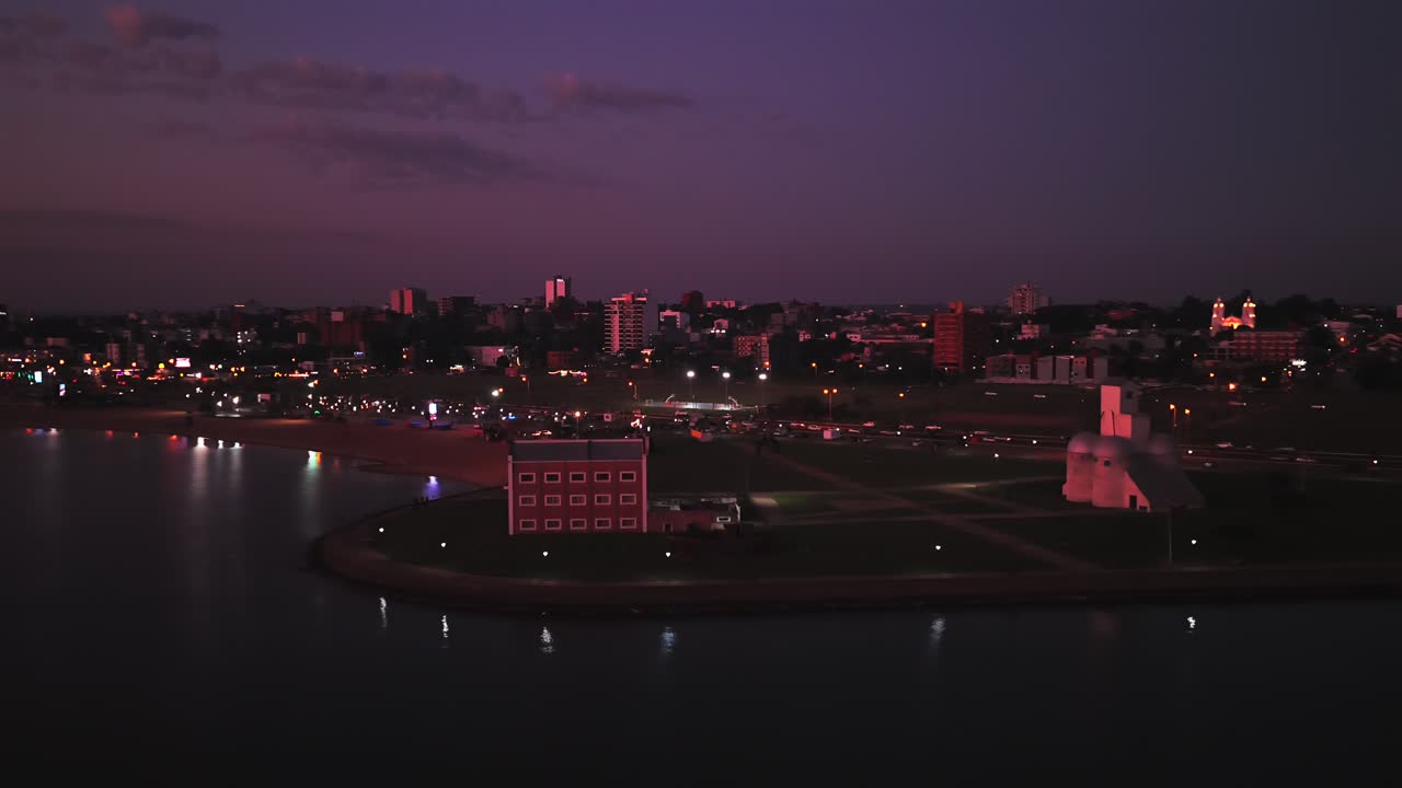 Ripresa aerea notturna di Molino Harinero, Silo San José e della Spiaggia San José lungo il fiume Paraná a Encarnación.