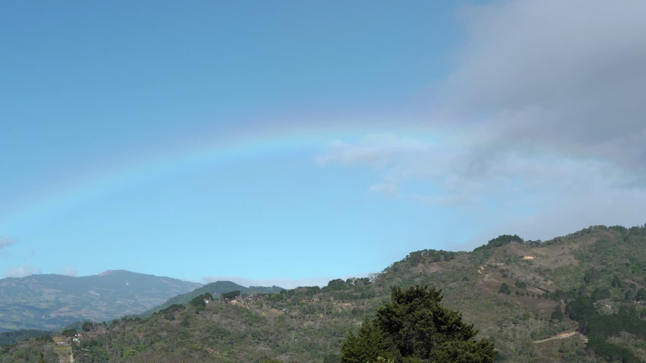 arcoiris sobre montañas en costa rica