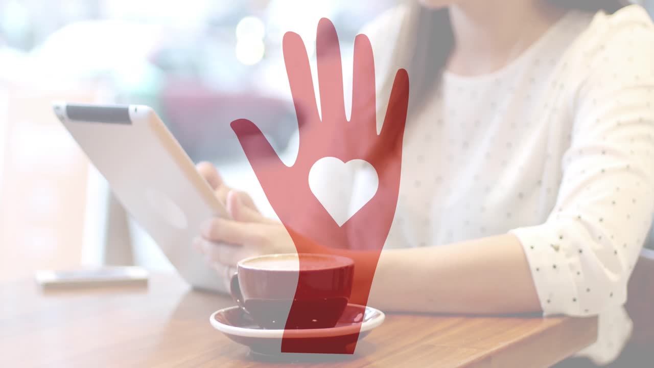 태블릿을 사용하는 백인 여성 위에 심장 아이콘과 함께 손의 애니메이션.