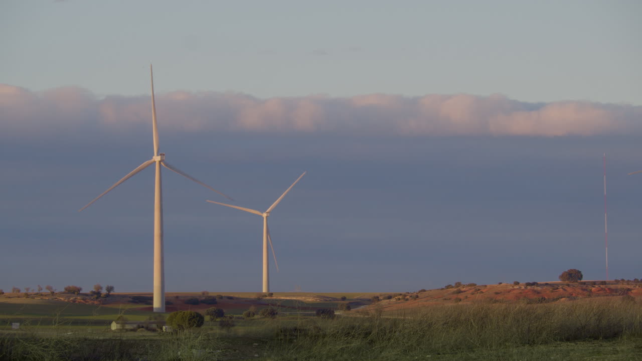 molinos de viento en el paisaje del atardecer