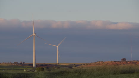 Molinos-De-Viento-En-El-Paisaje-Del-Atardecer