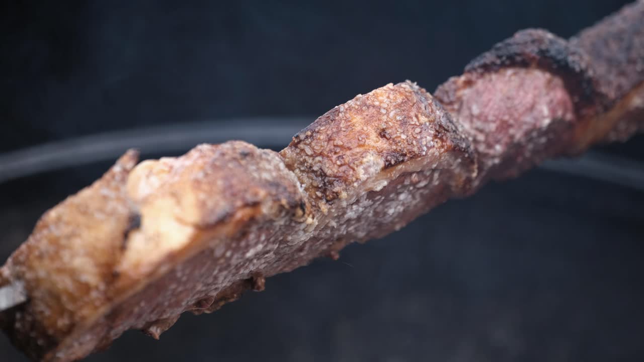 picanha cocinando lentamente sobre el fuego de leña foso de barbacoa