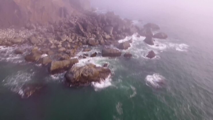 Aerea: La costa rocciosa dell'Oregon si rivela attraverso questa inquadratura in tilt up