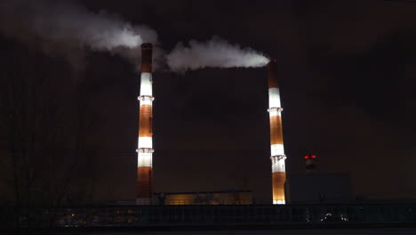 Fumar-Pipas-De-Fábrica-En-La-Ciudad-Por-La-Noche.