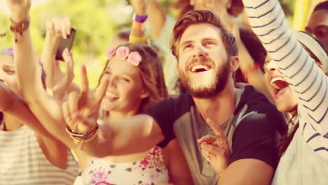animación de capa quemada sobre personas felices bailando al aire libre