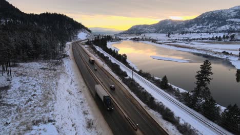 Highway-1-Und-Thompson-River-In-Kamloops,-BC,-Mit-Bergen-Im-Hintergrund-Bei-Sonnenuntergang