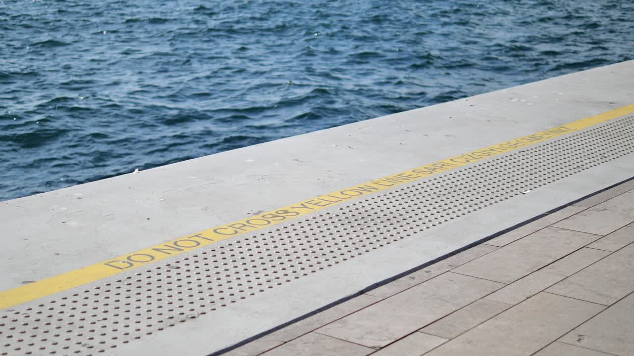 항구에서 노란 선을 넘지 마세요.