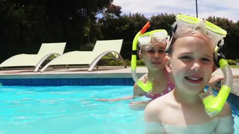 Retrato-De-Hermanos-Sonrientes-En-La-Piscina