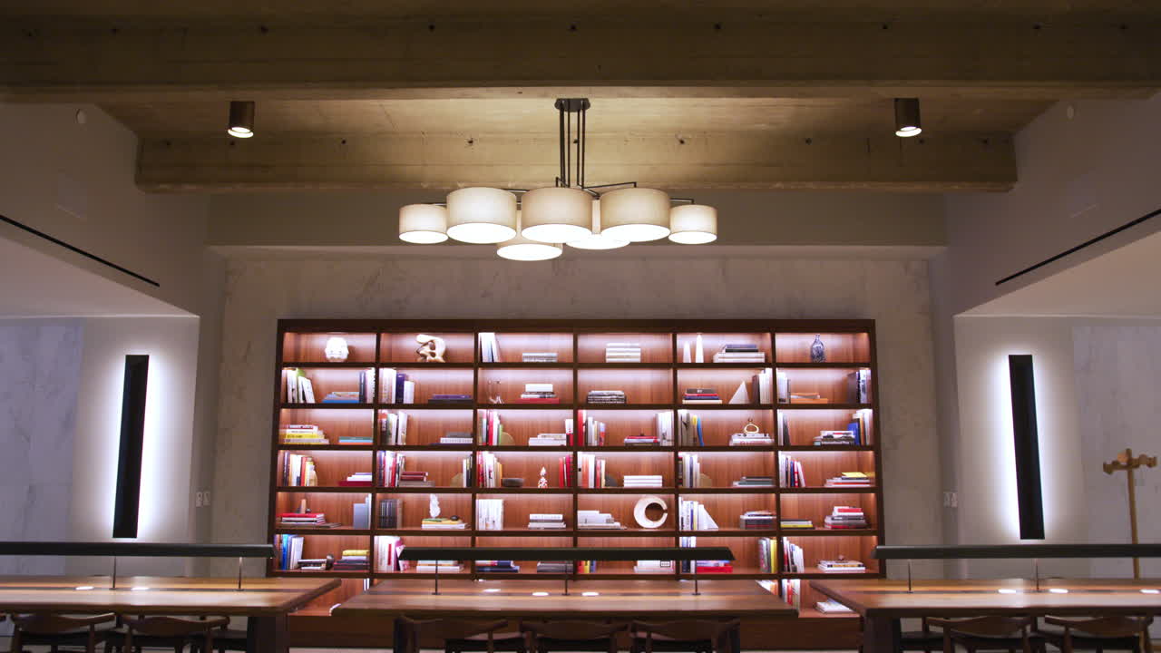 비어있는, 완전히 가구로 된 비즈니스 회의 공간의 기울기