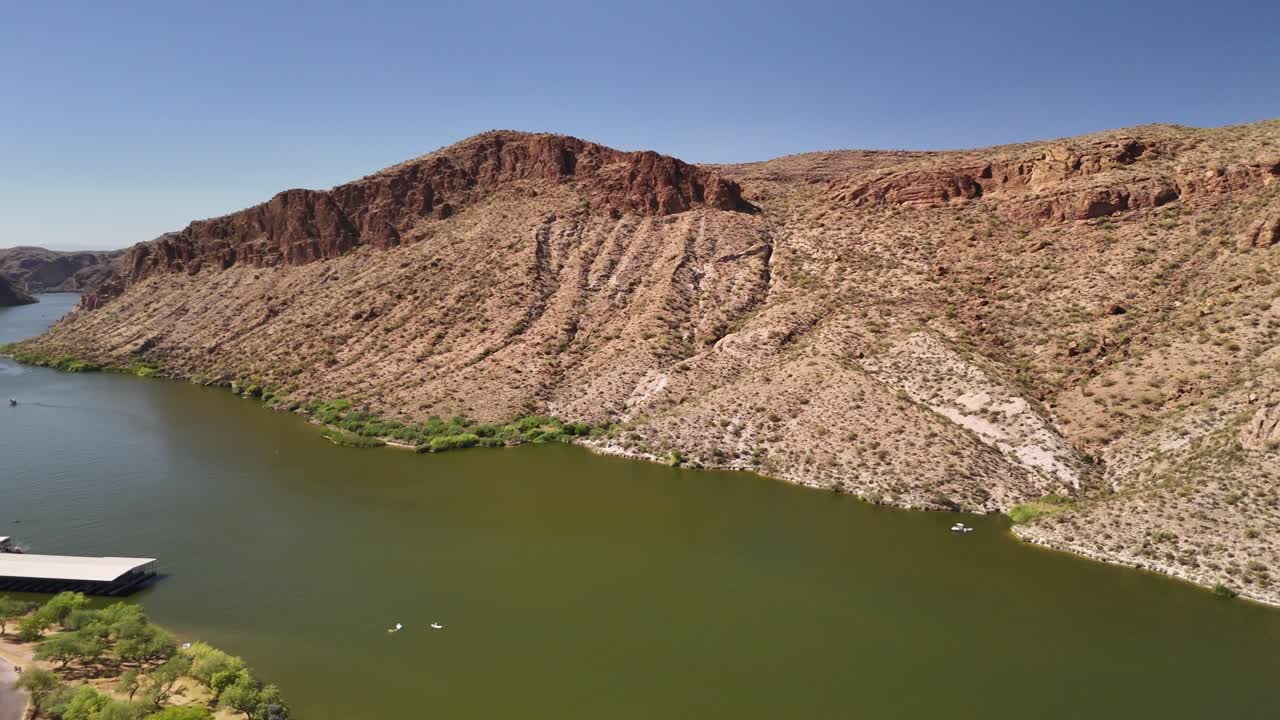 lago del cañón en tortilla flat az cerca de phoenix panorámica derecha vista aérea de drones de las montañas, el agua, los coches y los barcos