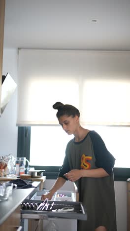 mujer organizando el cajón de la cocina