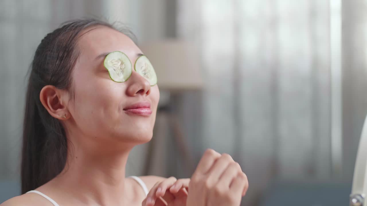 얼굴 치료 를 위해 눈 에 호박 조각 을 붙이는 여자