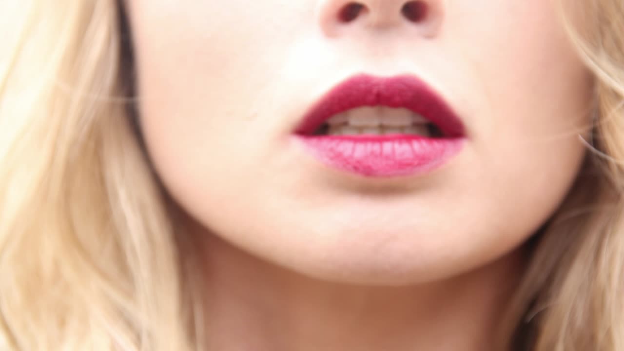 primer plano de la boca de una mujer atractiva que se abre en estado de shock