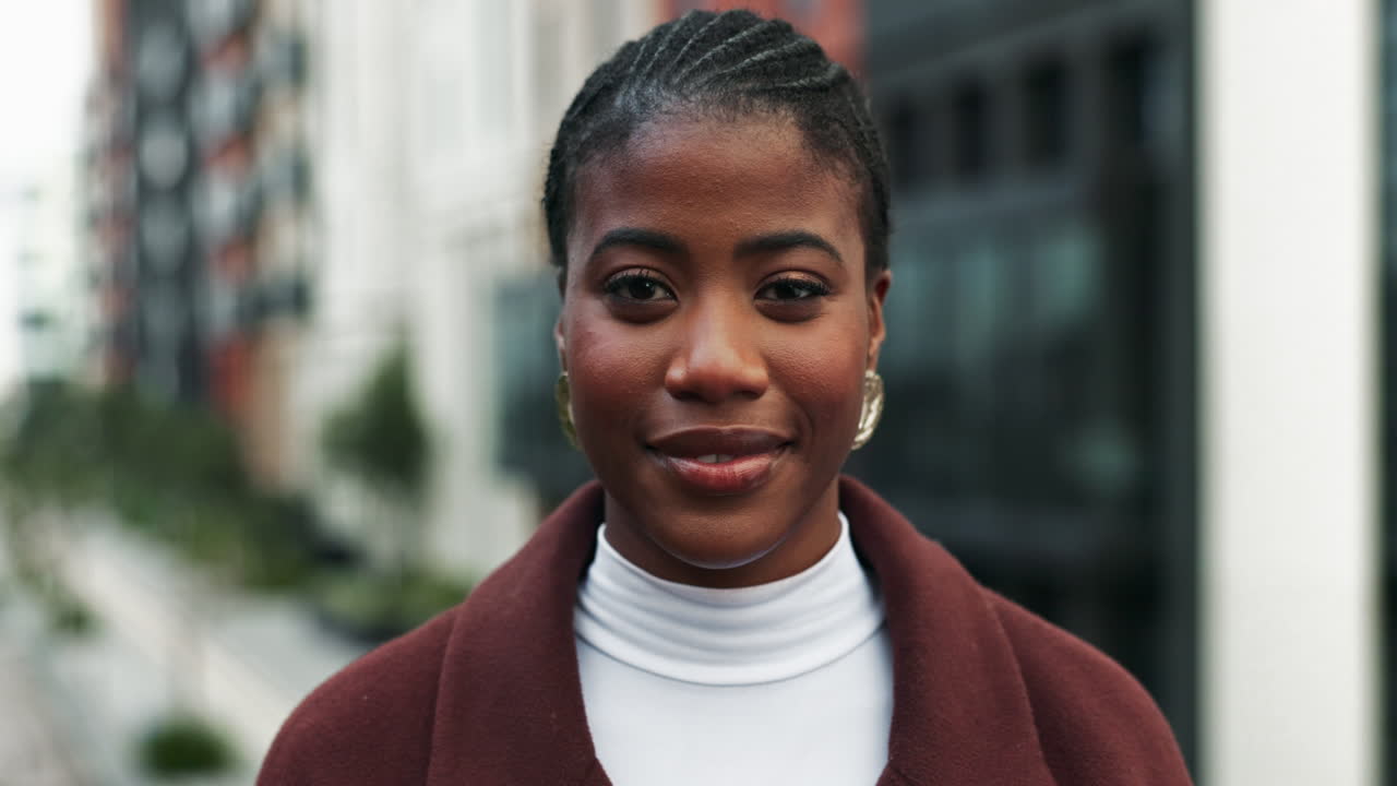 retrato de una mujer sonriente en la ciudad