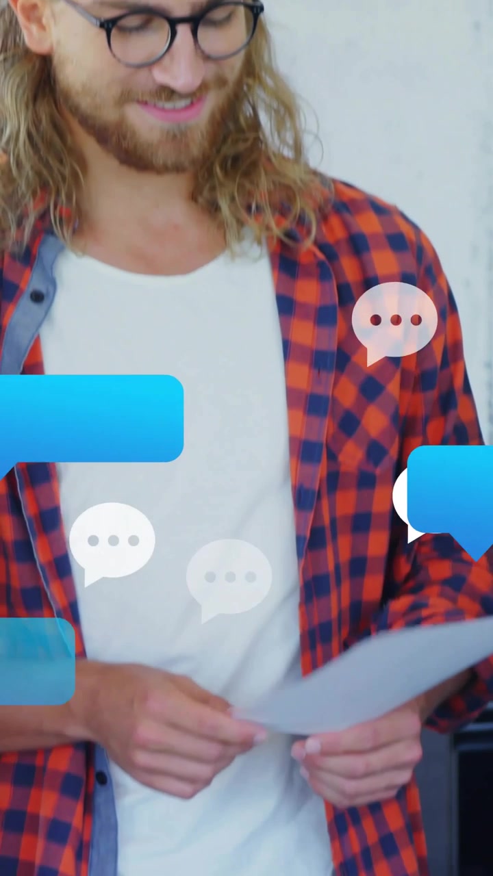 Vertikal video: Mann holder dokument mens kollega peker, noe som skaper chatbobler for forretningsgjennomgang