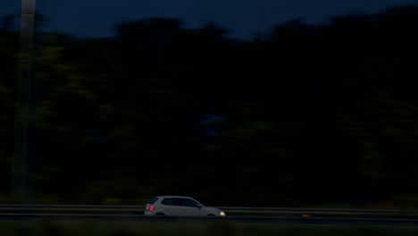 conducción nocturna en la autopista