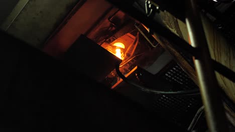 quemando espacios en blanco de botellas de vidrio en una estufa industrial en cristalerías en cámara lenta