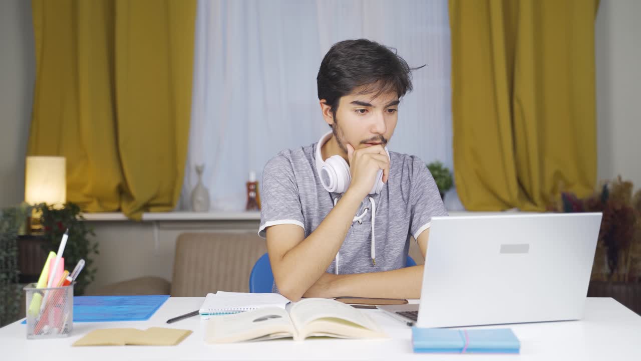 estudiante masculino con buenos resultados en los exámenes.