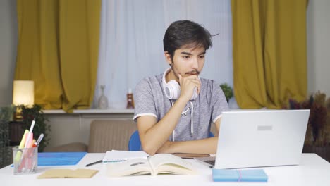 Estudiante-Varón-Con-Buenos-Resultados-En-Los-Exámenes.