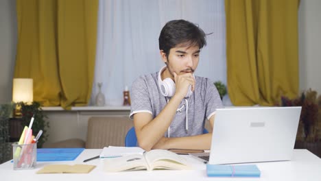 estudiante masculino con buenos resultados en los exámenes.