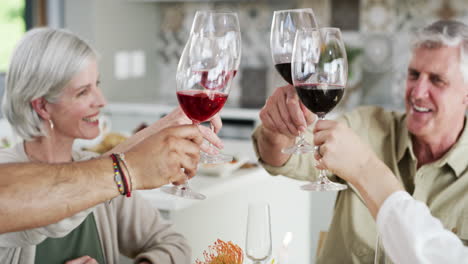 un brindis por nosotros.
