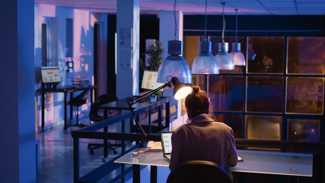 사무실에서 늦게 일하는 여자