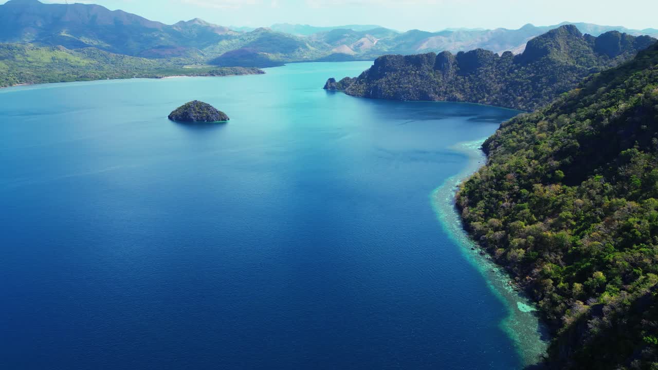 por encima del lago kayangan vista aérea del mar de coron panorama pan a la izquierda en un hermoso día