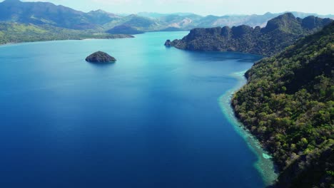 Oberhalb-Des-Kayangan-Sees-Luftaufnahme-Des-Coron-Meeres-Panoramaschwenks-Nach-Links-An-Einem-Schönen-Tag