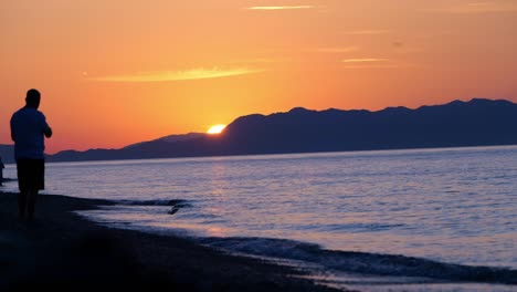 Touristen-Während-Des-Sonnenuntergangs-Am-Strand-Von-Rhodos,-Griechische-Insel
