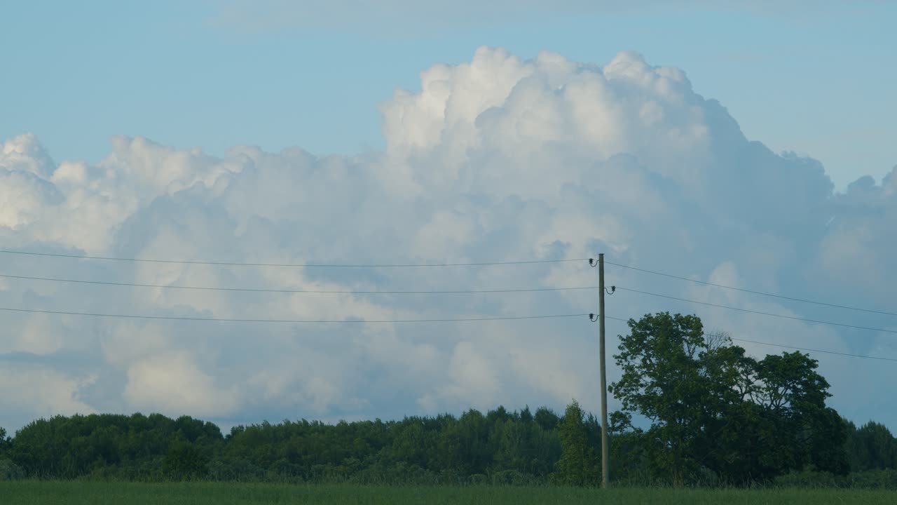 비 구름 적운 stratocumulus 시골 필드 위에 시간 경과