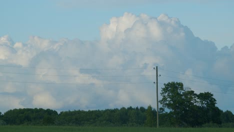 비 구름 적운 stratocumulus 시골 필드 위에 시간 경과