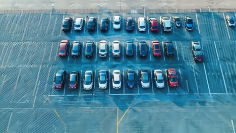 un estacionamiento lleno de muchos coches estacionados