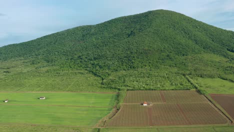 Antenne:-Abgelegene-Ackerlandkulturen,-Die-In-Europäischen-Hochlandlandschaften-Wachsen