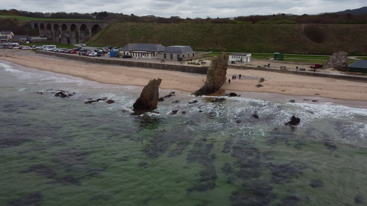 volando sobre la impresionante playa de cullen en escocia: vistas aéreas panorámicas
