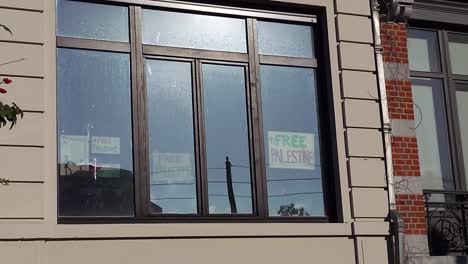 vista de los carteles de palestina libre en una ventana en bruselas, bélgica