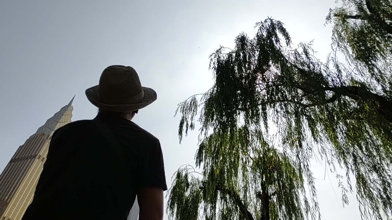 한 노인이 연을 날리고 있다