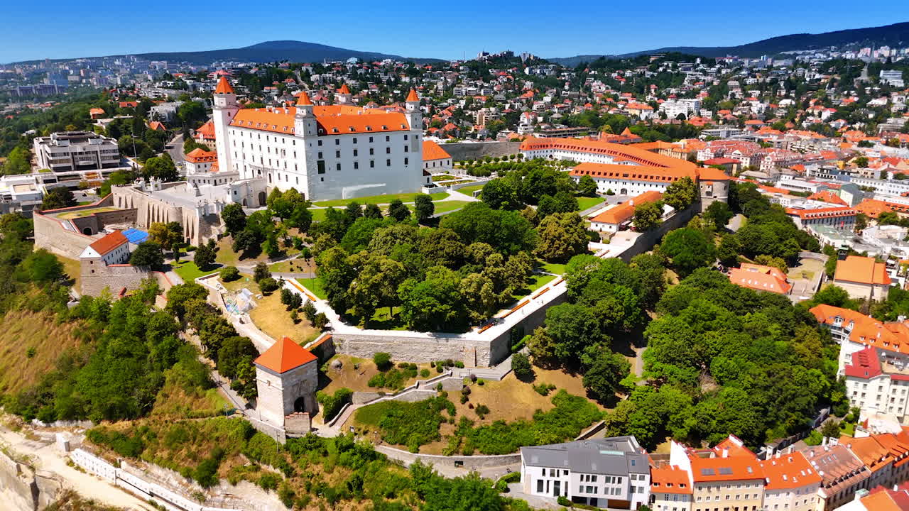 Nærmer sig området omkring Bratislava Slot omgivet af de grønne haver. Slovakisk vartegn set fra luften