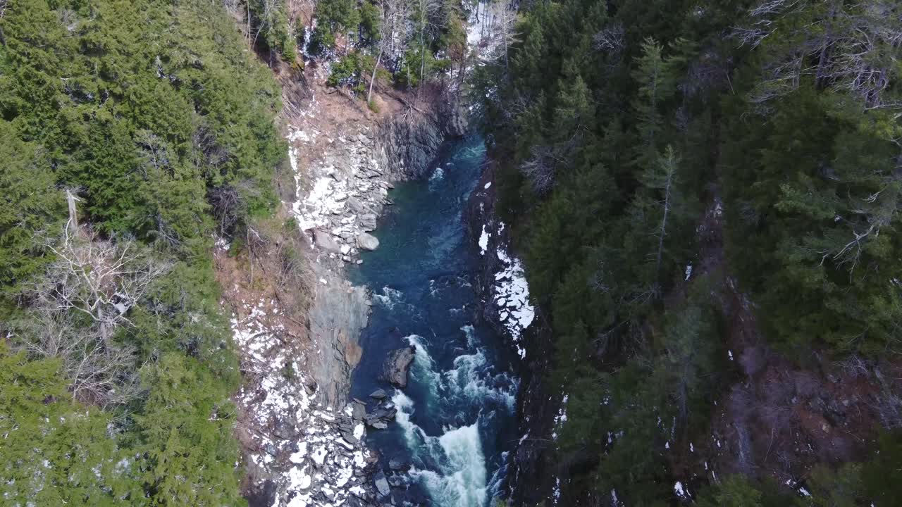vista aérea de arriba hacia abajo de 4k de la garganta de quechee y el río ottauquechee cerca de woodstock, vermont, estados unidos