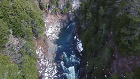 4K-Top-Down-Aerial-View-of-Quechee-Gorge-and-Ottauquechee-River-Near-Woodstock,-Vermont-USA