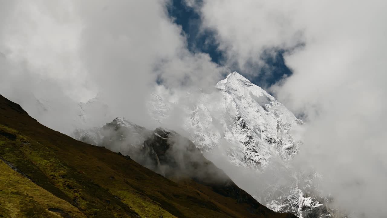 montañas cubiertas de nieve en las nubes en nepal, himalaya paisaje montañoso en alta altitud terreno en el hermoso paisaje de nepal