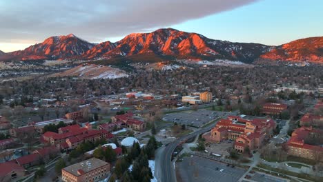 drone volando sobre la universidad de colorado boulder al atardecer en una mañana de invierno