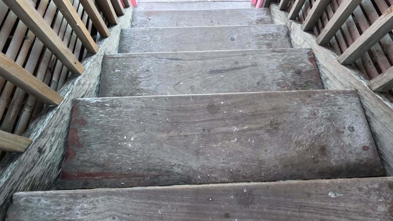 시골 목조 계단을 올라가는 과정