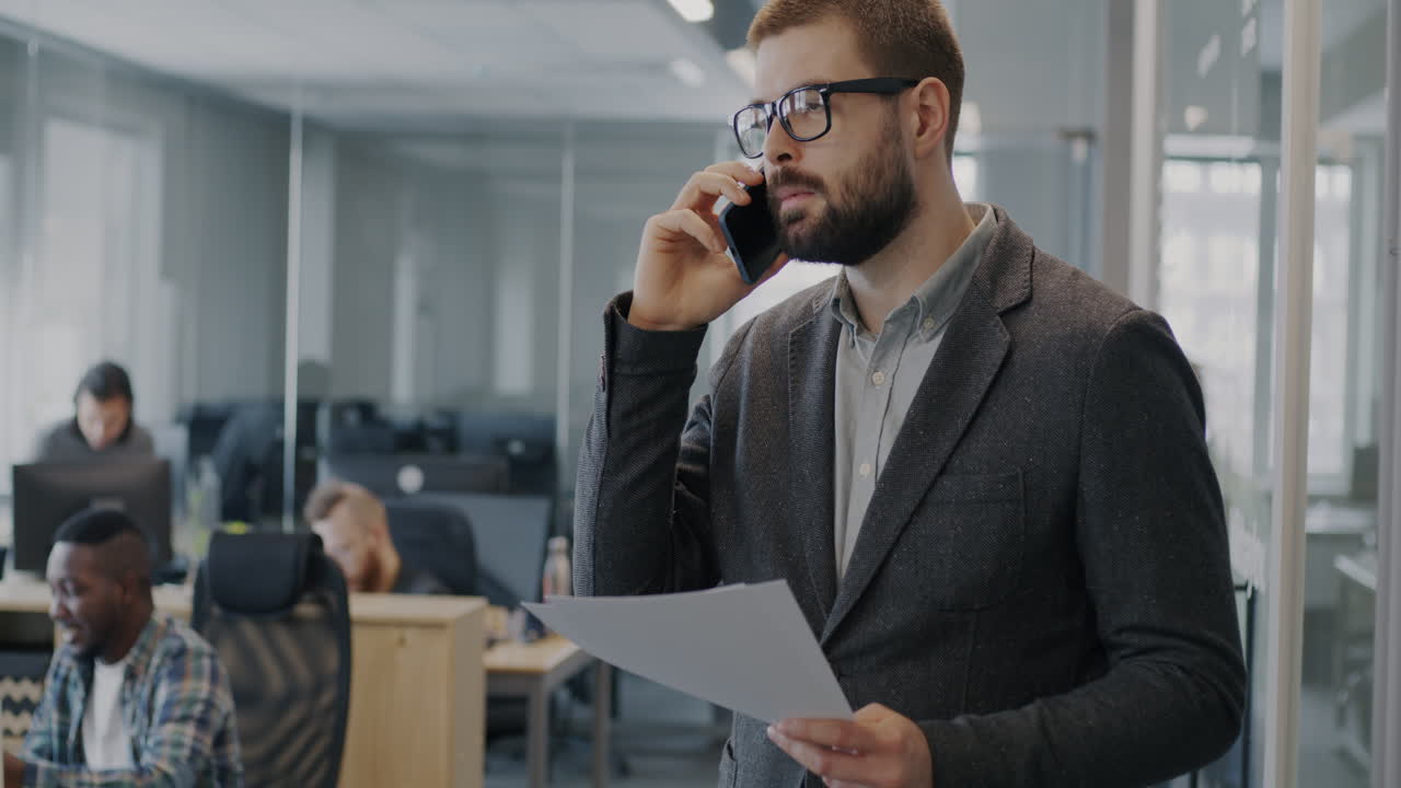 Uomo d'affari al telefono in ufficio