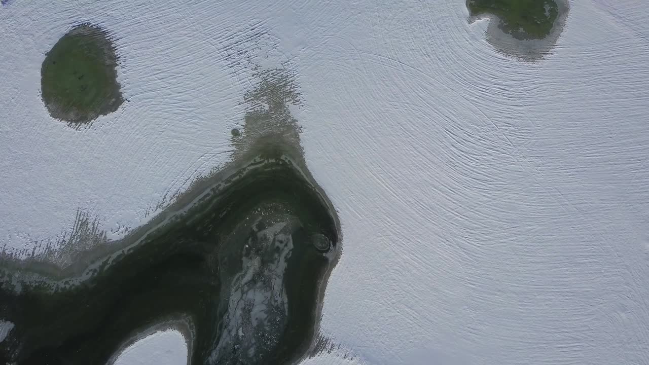 la deriva del hielo de primavera en el río congelado de invierno sobrevuelo del lago - video de la colección de drones