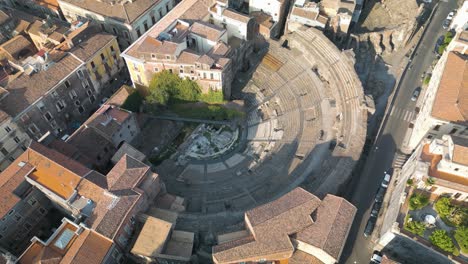 Von-Oben-Nach-Unten-Luftaufnahme-Des-Antiken-Römischen-Theaters-Von-Catania