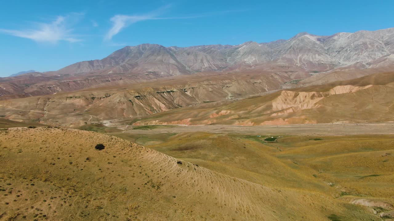 Berghänge in kargem Gelände an den Arashan-Seen, Namangan, Ferghanatal, Usbekistan