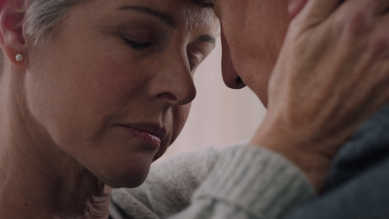 mujer madura triste abrazando a su marido compartiendo malas noticias con su esposa emocional pareja abrazando estresante jubilación problemas matrimoniales 4k metraje