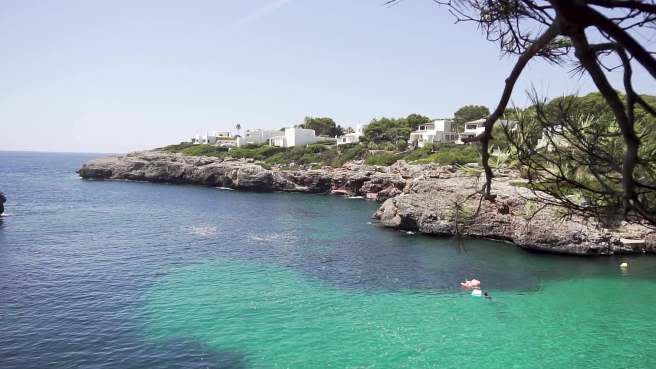 CÂMERA LENTA: Inclinação de câmera para o mar cristalino da ilha de Maiorca, Espanha