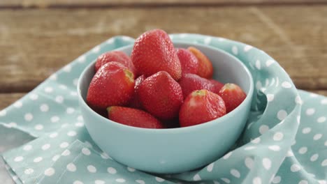 Close-up-of-fresh-strawberries-in-bowl