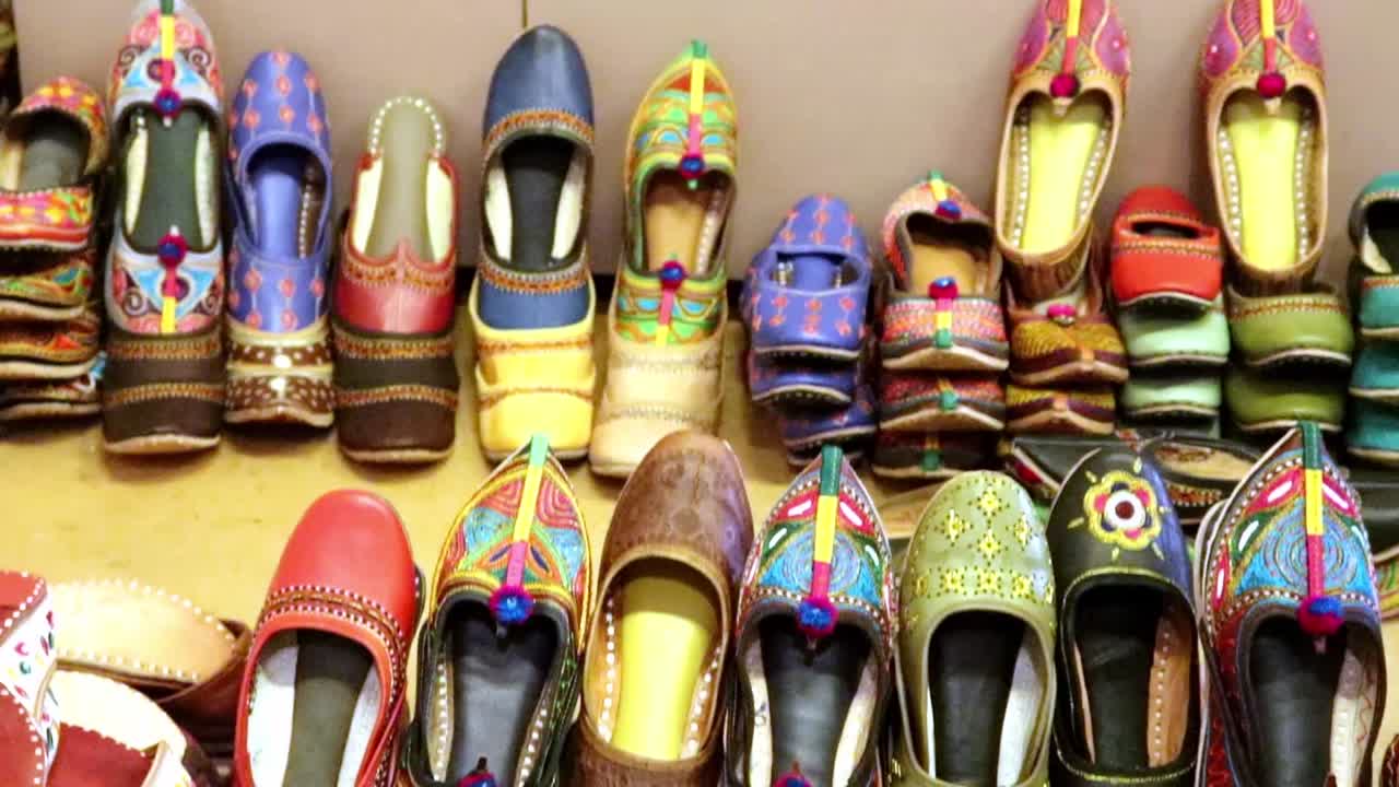 zapato artístico tradicional muchos desde diferentes ángulos en el día
